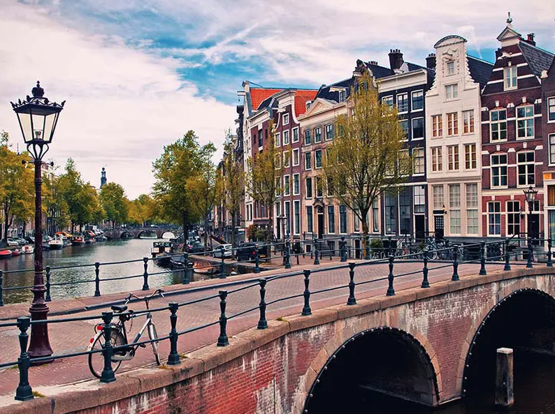 Découvrir les Pays-Bas en camping-car : Amsterdam, ses canaux