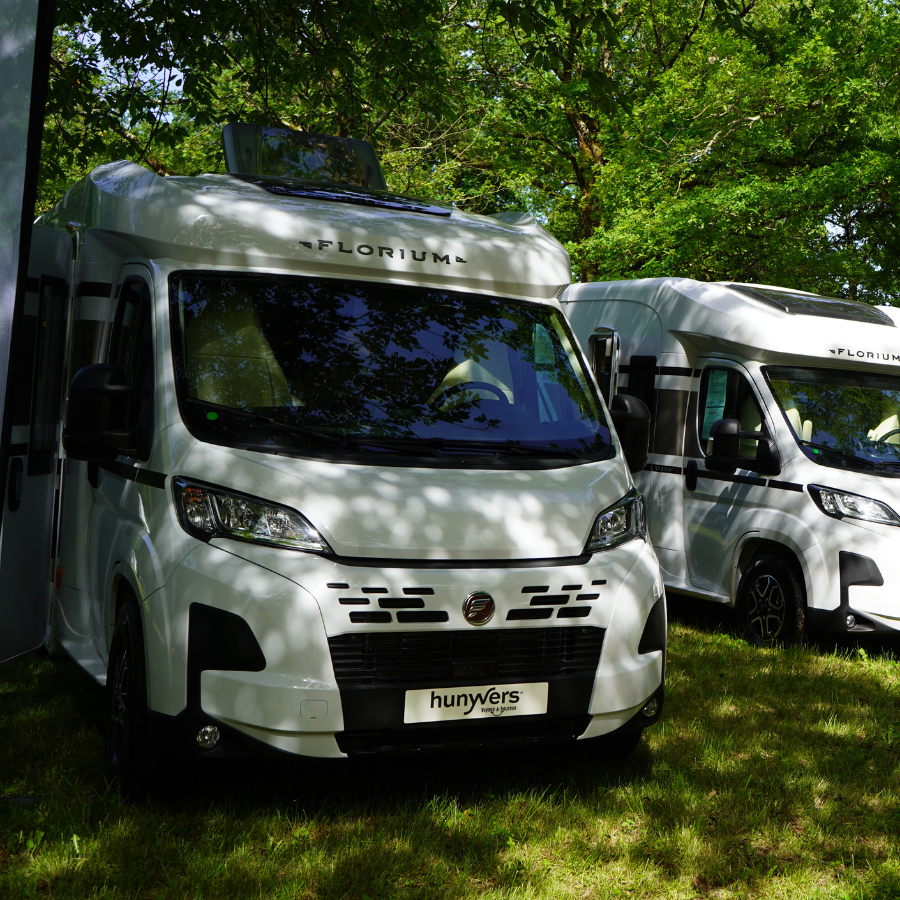 Camping-car stationné à l'ombre